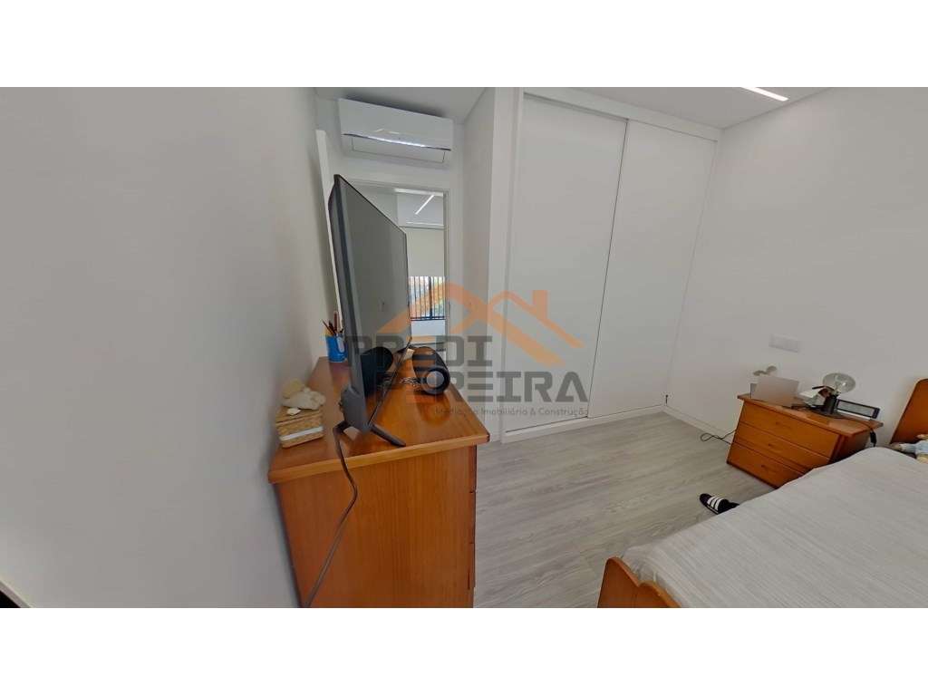 Moradia T3, situada no Casal da Silveira, em Famões-34