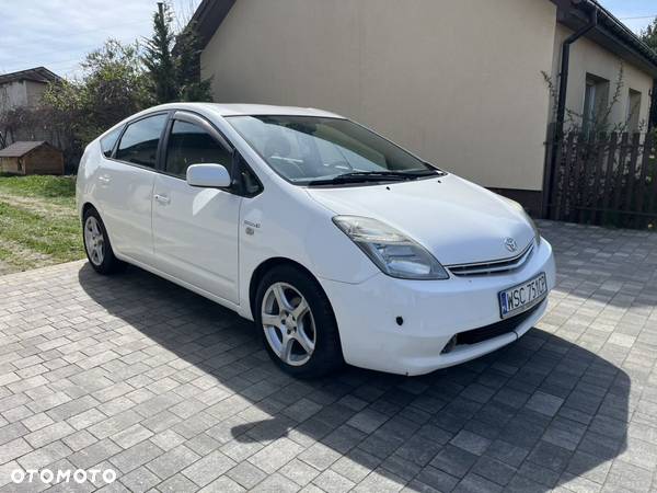 Toyota Prius (Hybrid) - 4