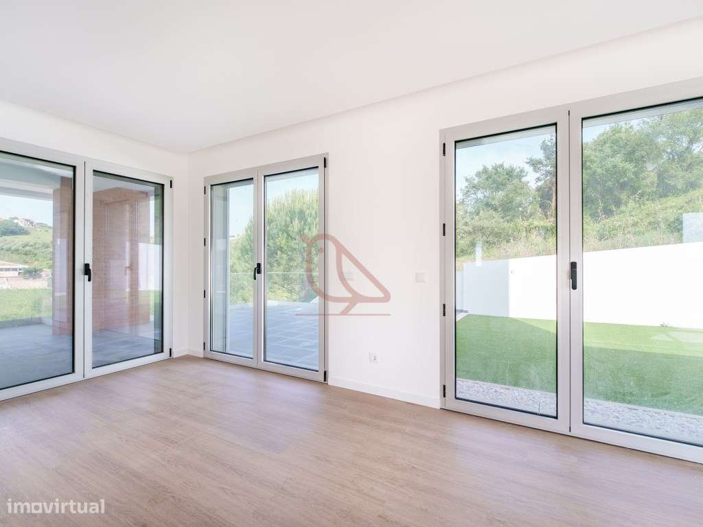 Moradia Isolada T4 Contemporânea com Jardim e Acabamentos Premium -...-18