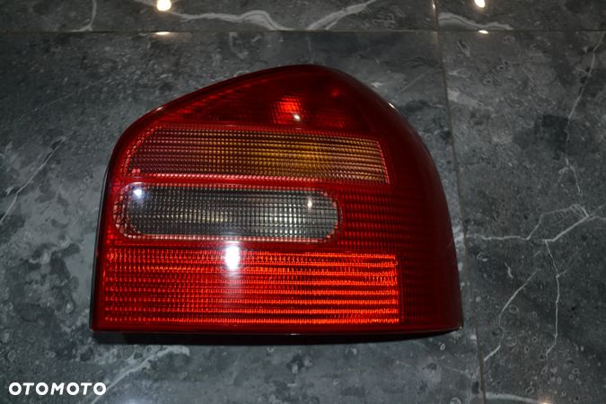 AUDI A3 8L LAMPA TYŁ TYLNA PRAWA KOMPLETNA ORYGINAŁ 8L0945096A - 1