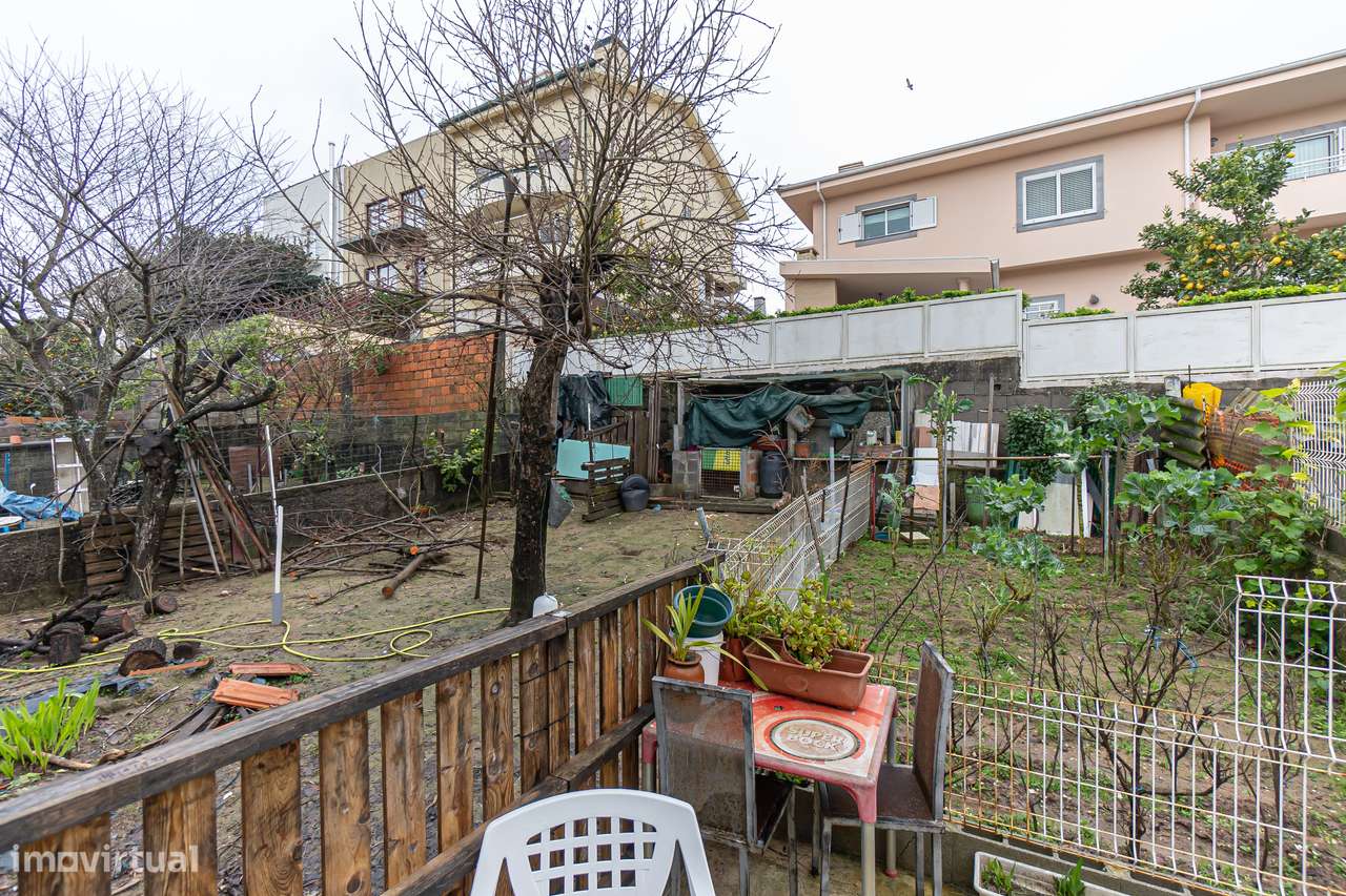 Moradia T4+1 renovada com anexo e jardim em Canidelo-20