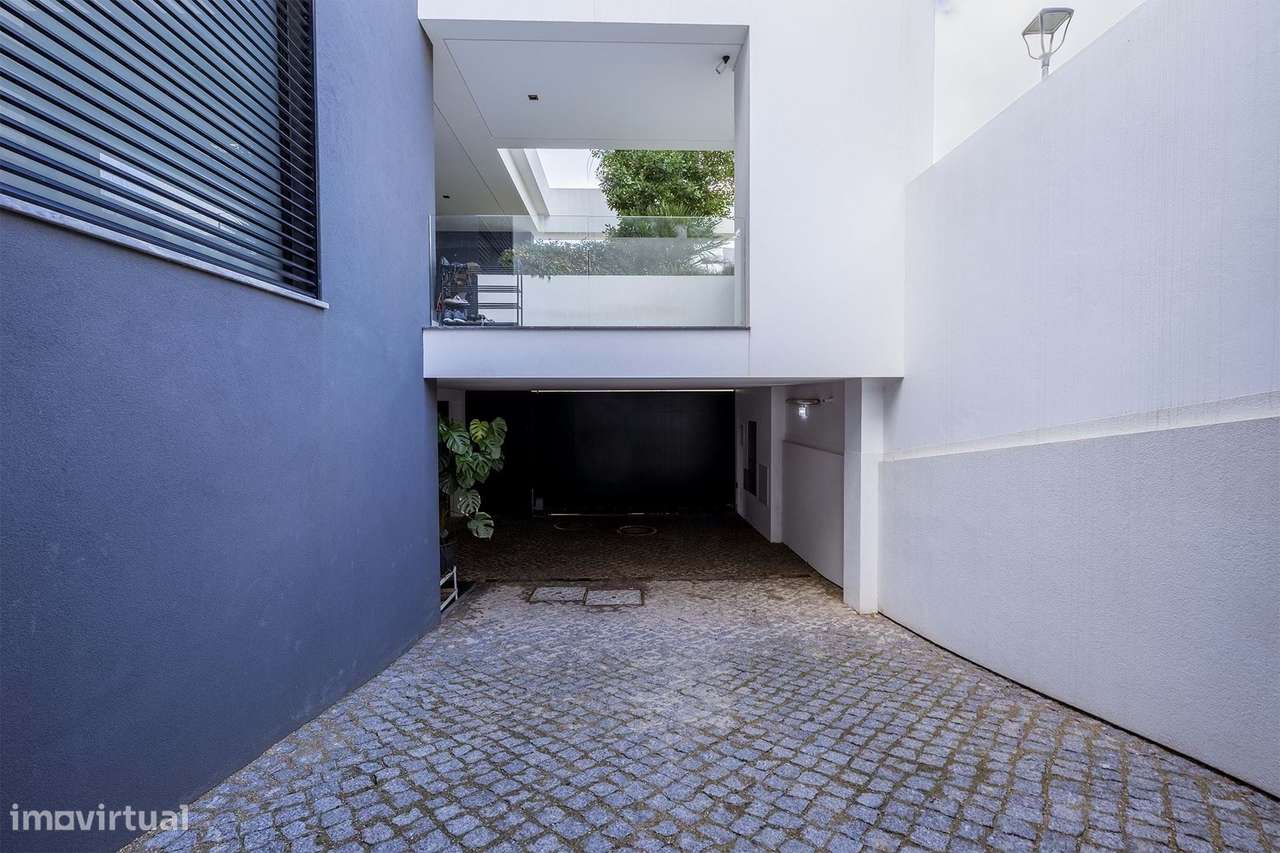 MODERNA E LUXUOSA MORADIA T3 COM PISCINA E GARAGEM PERTO DA MARINA DE-55