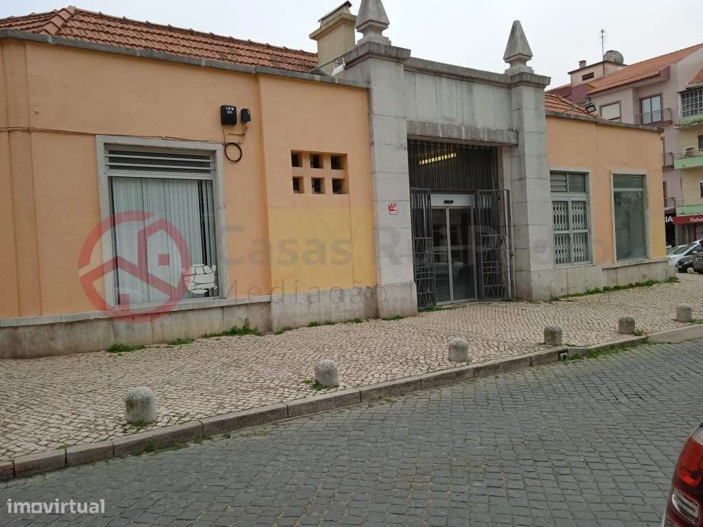 Loja comercial e serviços, junto ao mercado de Almada - Grande imagem: 2/10