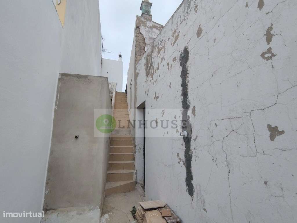Moradia térrea T2 em remodelação com garagem, pátios e horta, Odele...-35