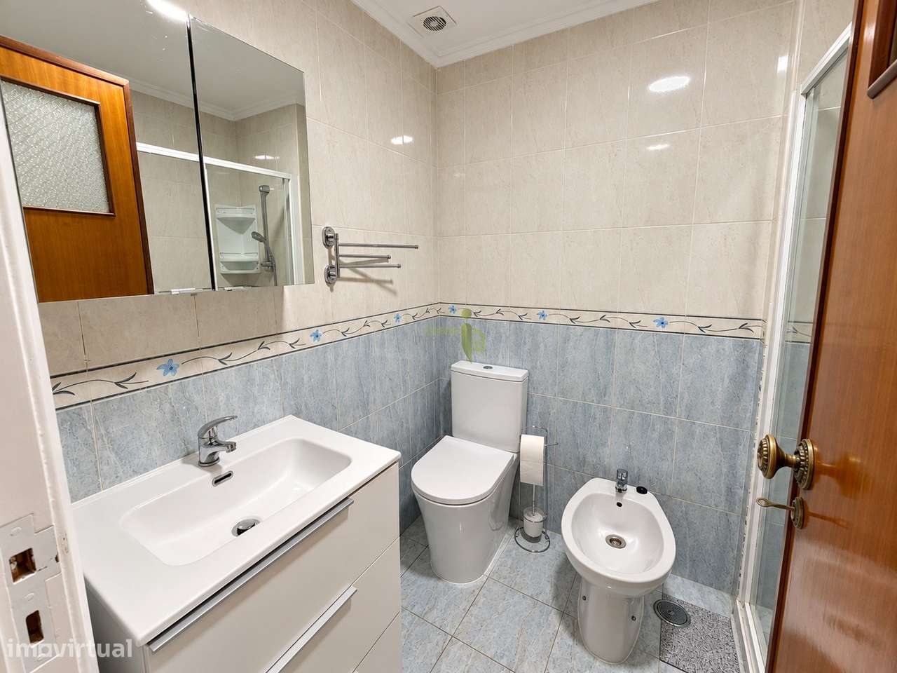 Apartamento T2 com Varanda, Elevador  | Junto a Comércio, Escolas e Tr-5
