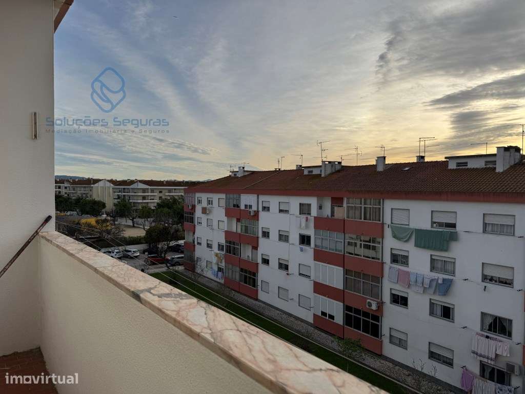 Apartamento T2 - Arrecadação no sótão - 3º andar - Centro Moita-6