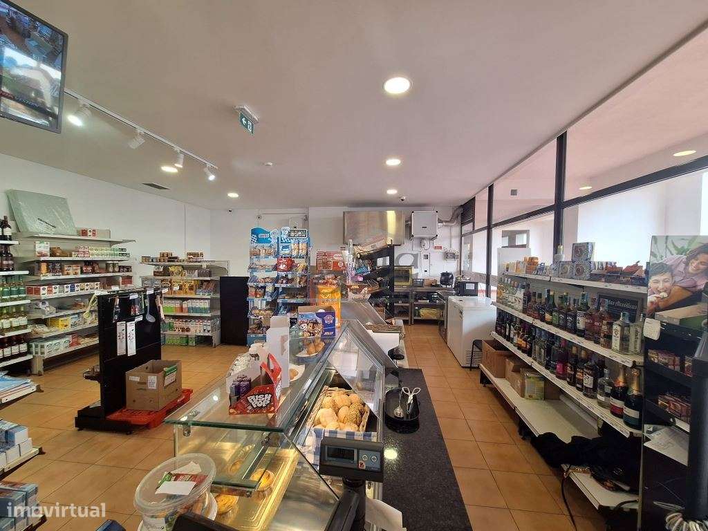 Loja Destinada a Comercio e Serviços no coração da Praia da Rocha - Grande imagem: 4/20