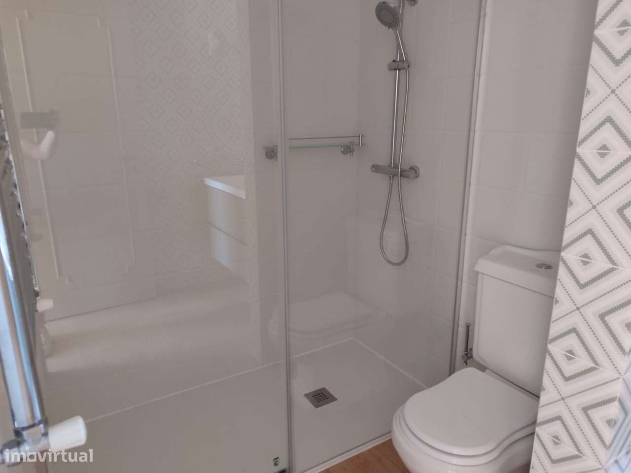 Excelente Moradia  2 frentes + Garagem + Terraço c/ Barbecue + Jardim-26