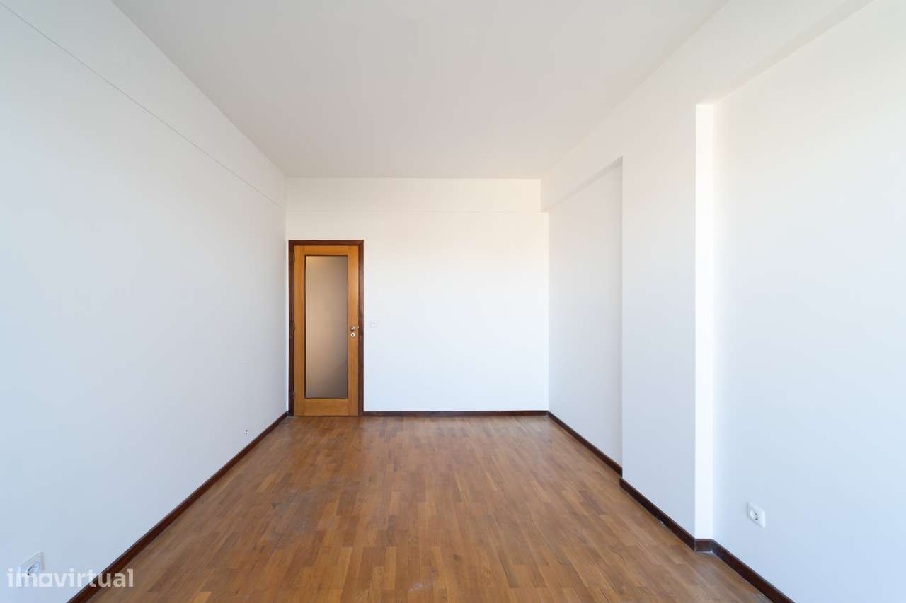 T5 Penthouse na Av Fernão Magalhães - Centro do Porto com Terraço-27