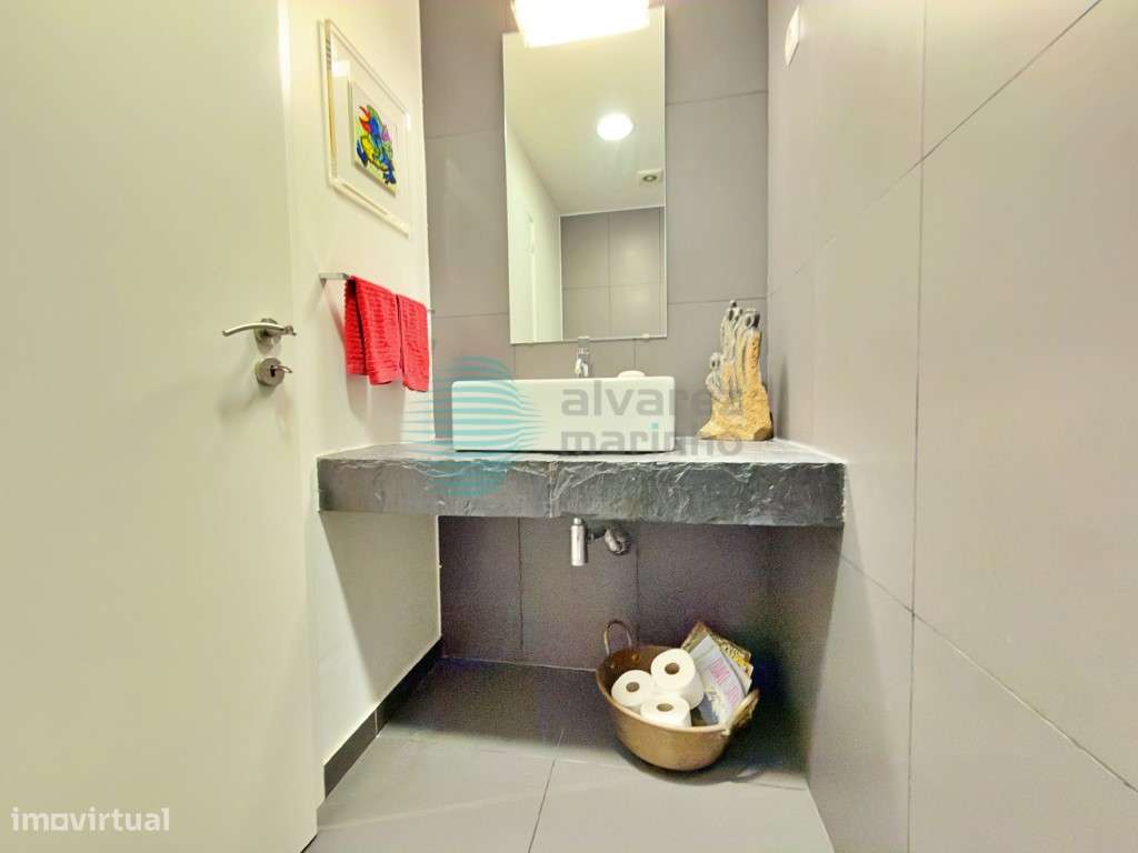 Apartamento T5, com 3 varandas, 2 lugares de estacionamento e Arrec...-13