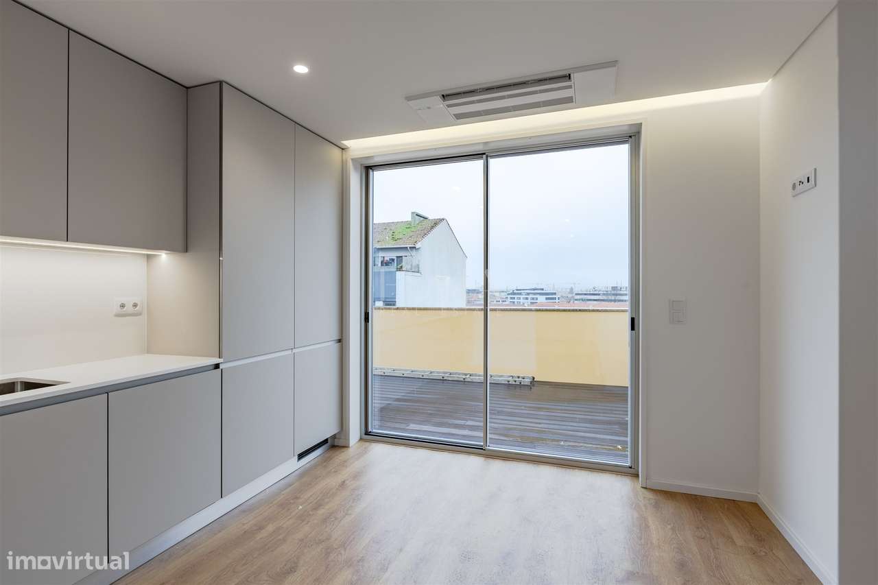 Apartamento T2 no Último Piso com Terraço na Boavista, Porto-4