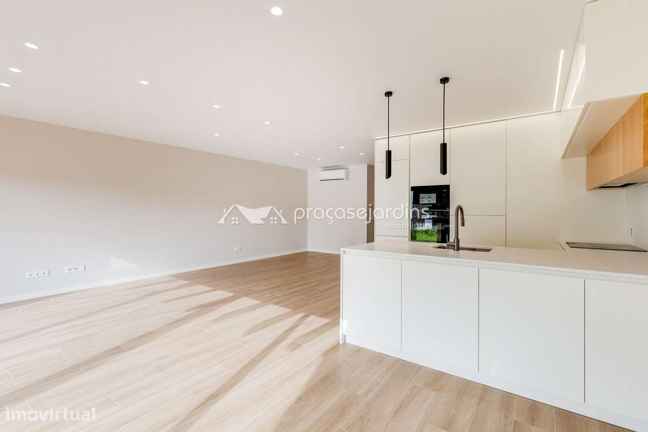 Moradia T3 de Arquitetura Moderna com Jardim e Garagem-2
