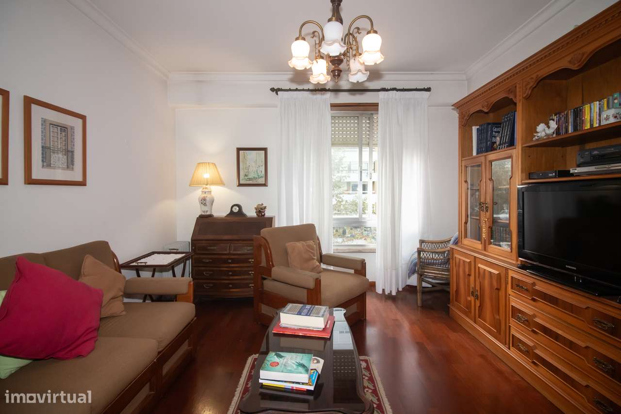 Espaçoso Apartamento T4 na Prestigiada Portela de Sacavém-14