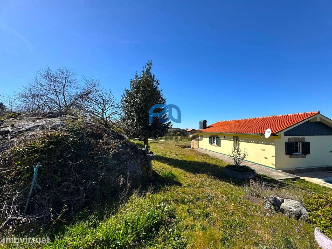 Moradia com excelente área, piscina e plena privacidade-5