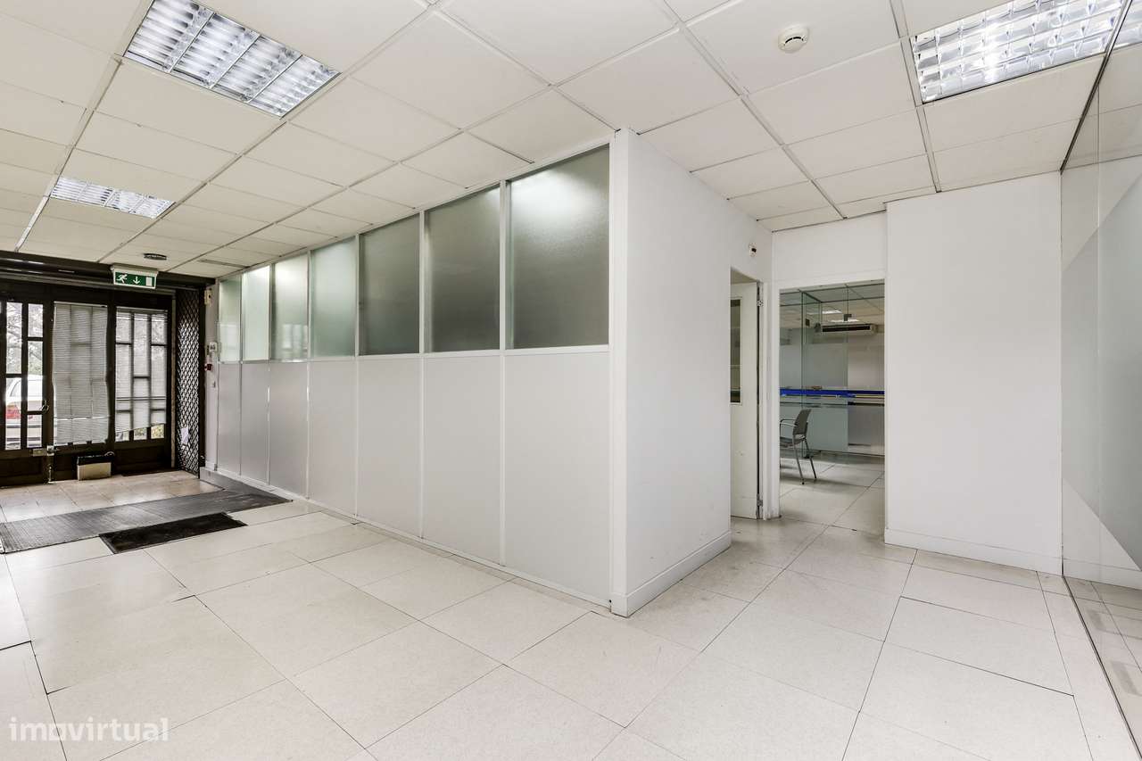 Espaço comercial 550 m² | Escritório + Loja + Armazém | Dois acessos-23