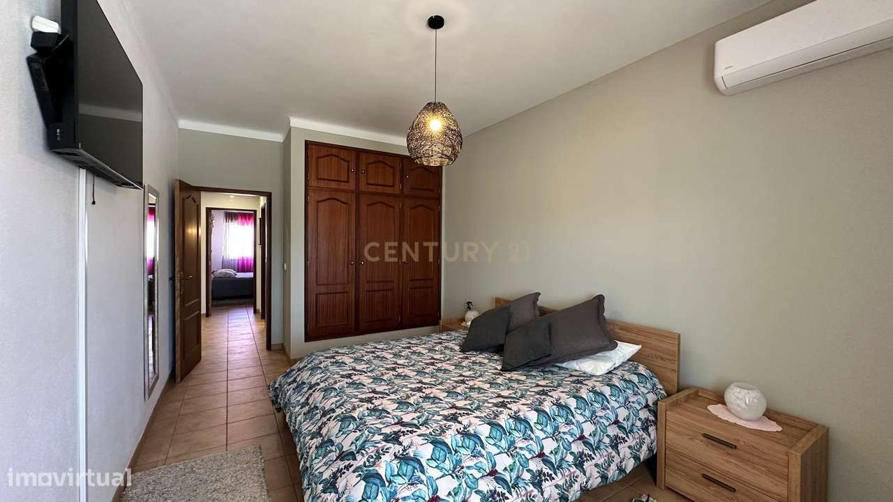 MORADIA  T4 BASTANTE ATRATIVA , ESPAÇOSA E COM MUITA LUZ NATURAL EM A-10