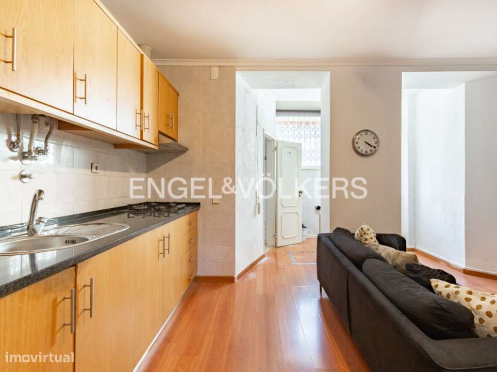 T2 com logradouro em total renovação em Campolide - Grande imagem: 2/26