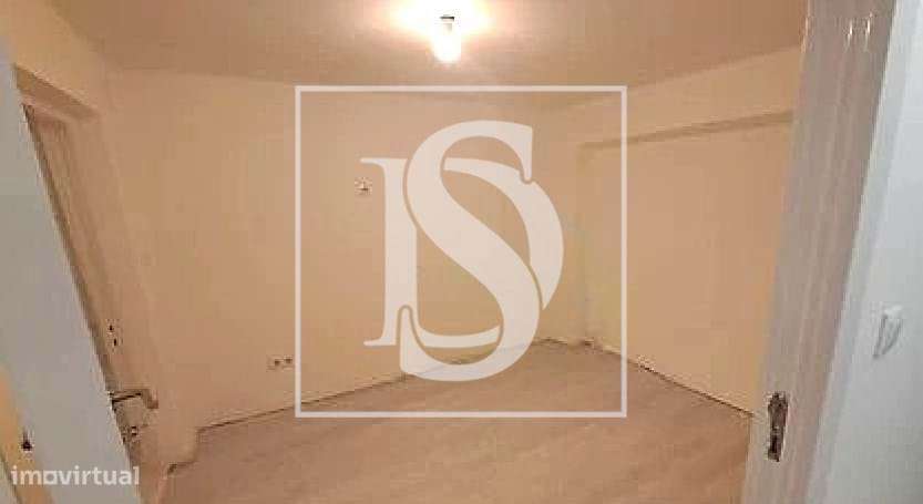 Loja remodelada e transformada em apartamento no Laranjeiro-9