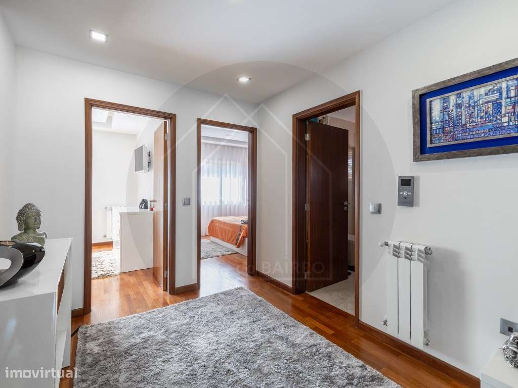 Moradia T4 Independente com Piscina, Ginásio e Garagem para 4 Carro...-5