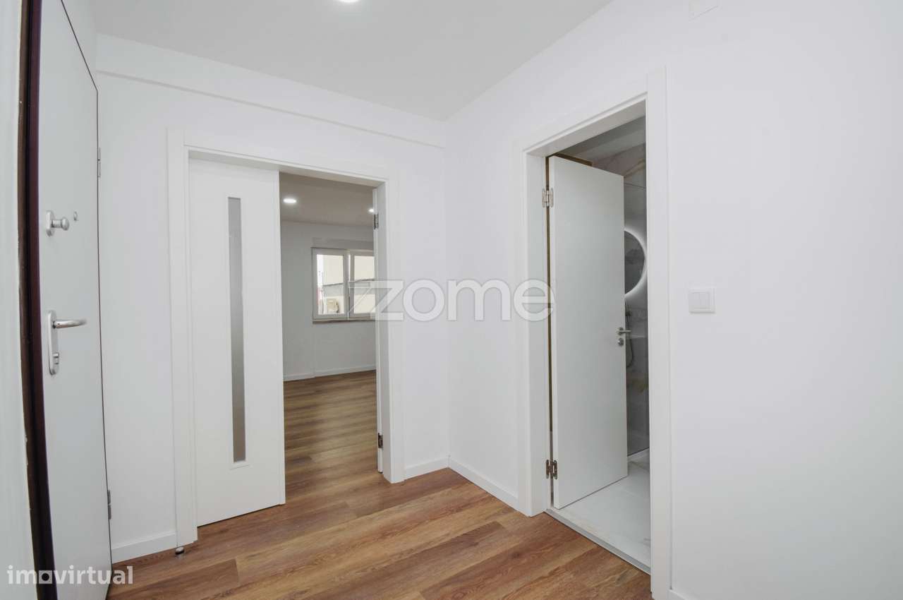 Apartamento T2 Totalmente Renovado em Paio Pires | Seixal-8
