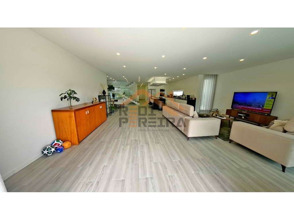 *OPEN HOUSE DIA 13/03 (periodo da tarde)

Situada em Caneças, mor... - Grande imagem: 5/40