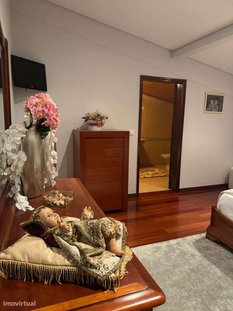 Moradia térrea T4 em pedra com 386m2 e terreno com 6.000m2, anexos.-53