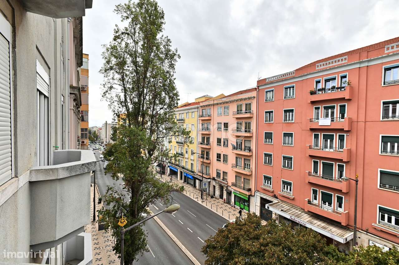 Apartamento T2+1 Renovado na Avenida Almirante Reis-22