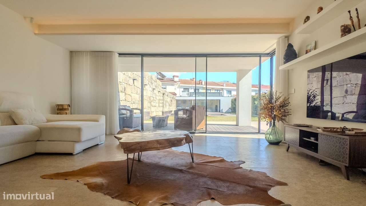 Moradia de Luxo | Construída em 2023 | Design Contemporâneo com Piscin-0