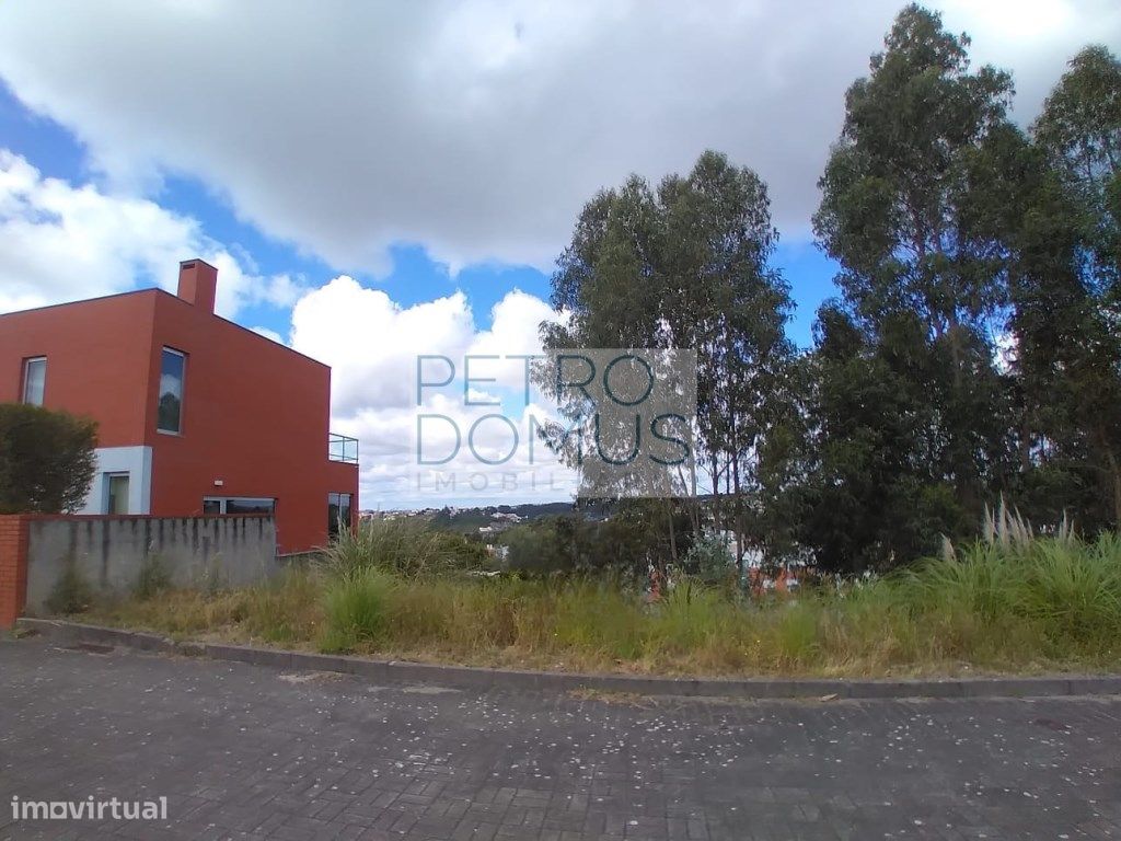 LOTE DE TERRENO URBANO COM PROJETO DE MORADIA (NÃO APROVADO) - Grande imagem: 1/9