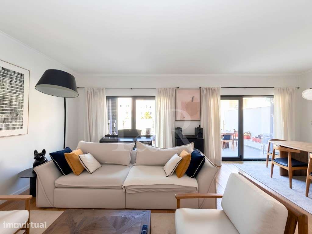 Moradia T3 renovada em condomínio com piscina no Estoril-2