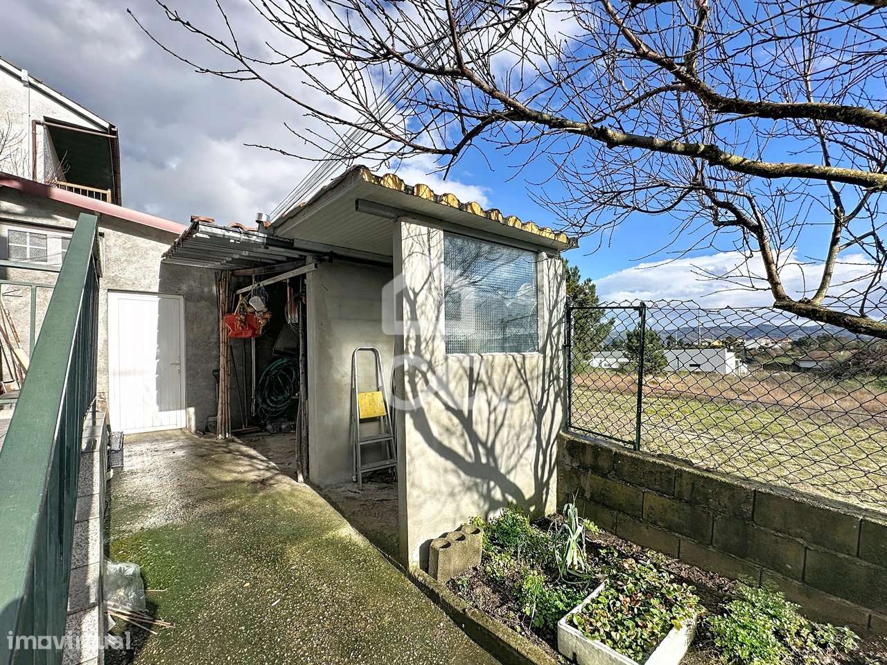 Moradia isolada com quatro quartos , logradouro, garagem , na periferi-30