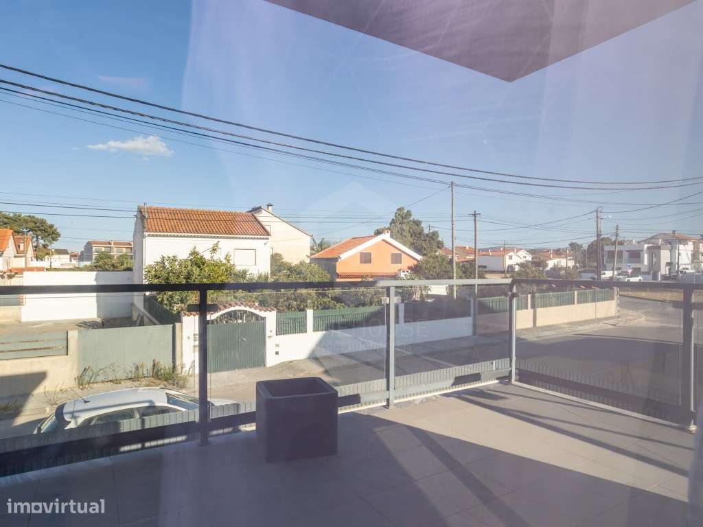 Moradia Isolada T4 com Piscina, Garagem e Acabamentos Premium-34