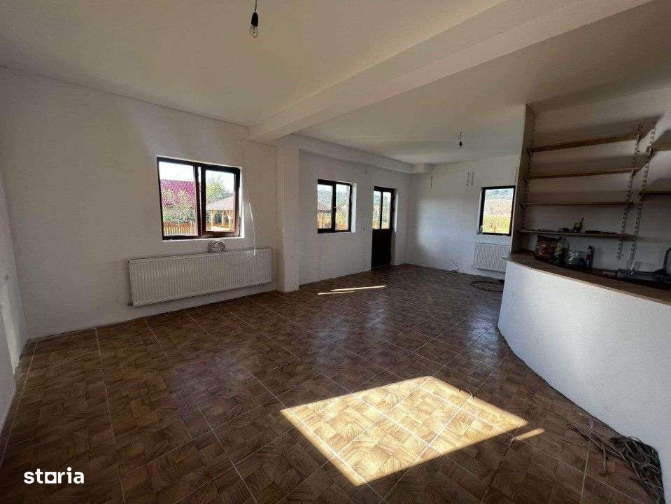 Casa cu piscina, 6 camere si 3 bai - Imagine principală: 3/6