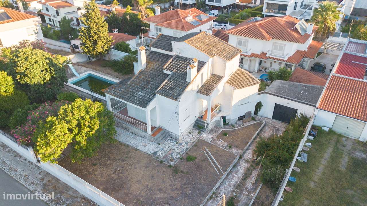 Moradia para Remodelar em Terreno de 1.000m² na Prestigiada Zona da Ma-5