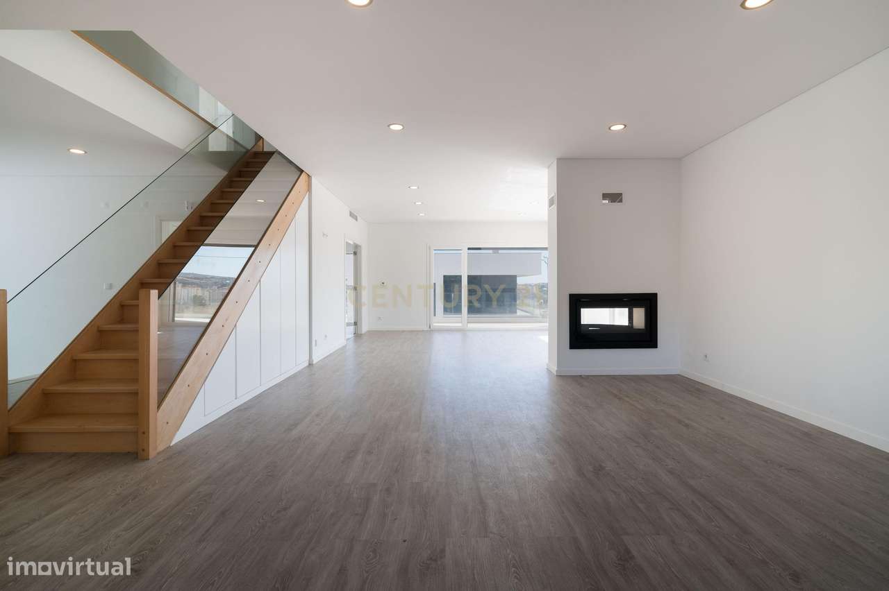 Moradia T5 de Luxo em Santo António dos Cavaleiros com Piscina e Garag - Grande imagem: 4/14