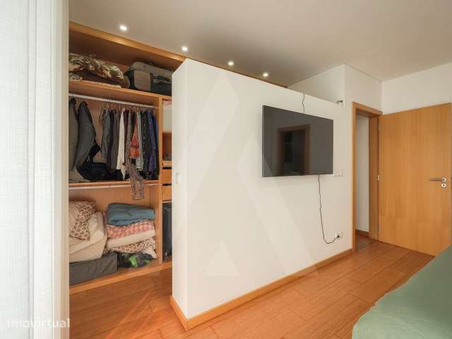 Moradia T4 de arquitetura moderna localizada em Aradas-22