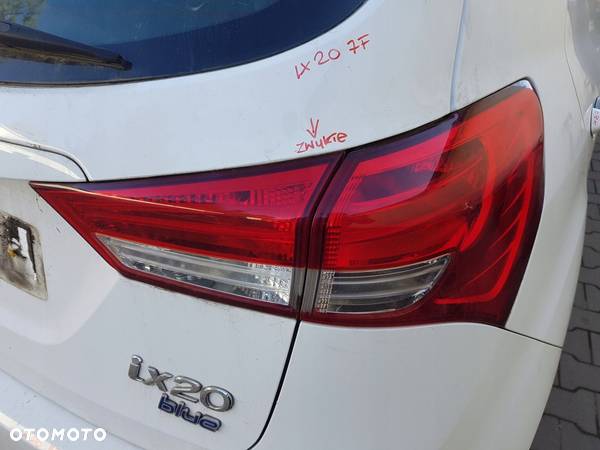 HYUNDAI IX20 LAMPA LEWY TYŁ W BŁOTNIK 2010- - 2