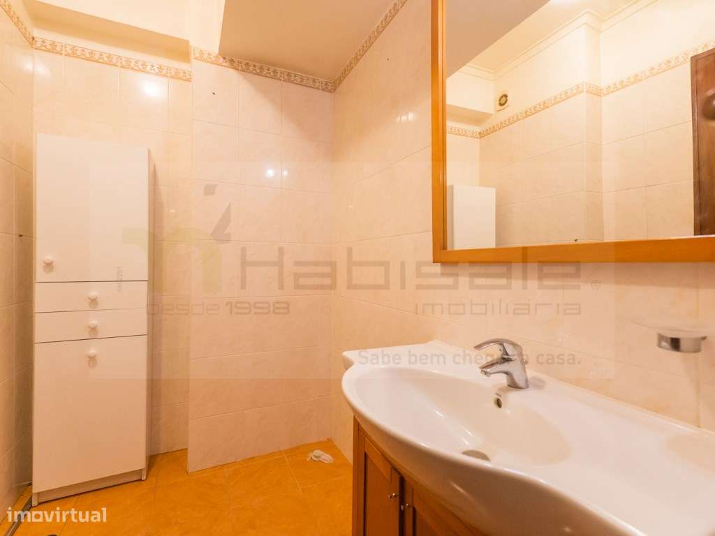 T4 com parqueamento e arrecadação a 2 min. do metro do Lumiar-19