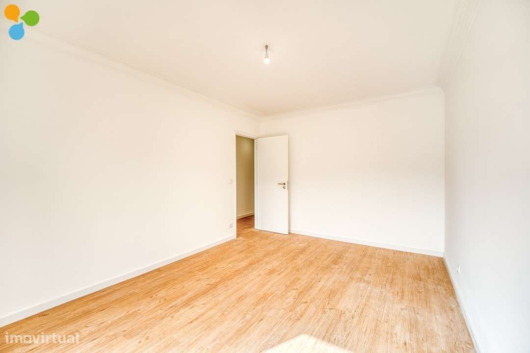 T2+1 Renovado com Varandas e Lugar de Garagem | Próximo da Rotunda da-19