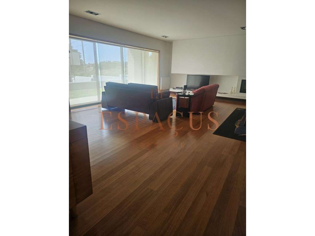 Moradia V4 com Vista Mar - Um Refúgio de Conforto e Elegância-18