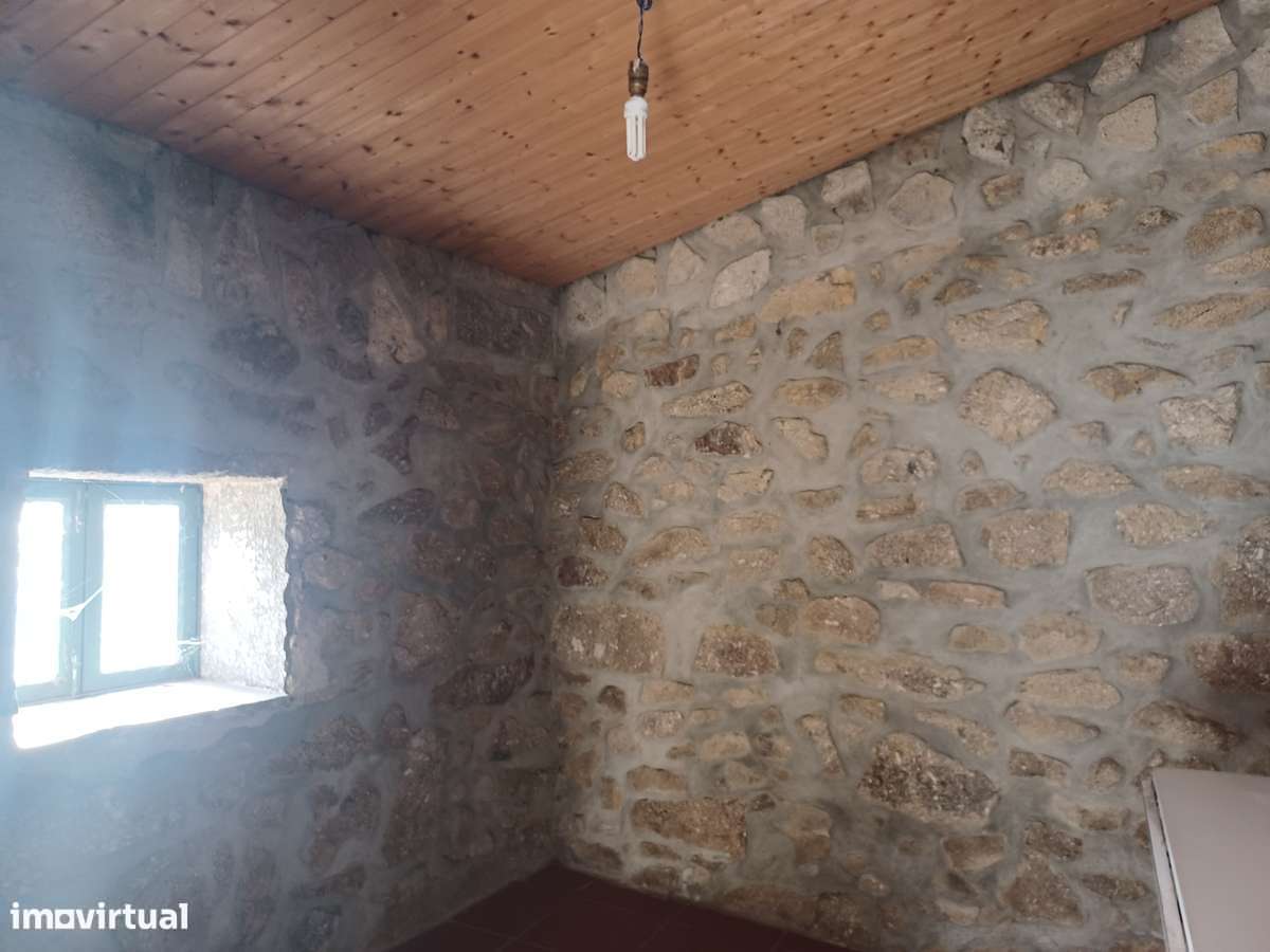 Mor.INDIVIDUAL  2300m2 de terreno + artigo urbano (Tipo T0)  em Lago-32