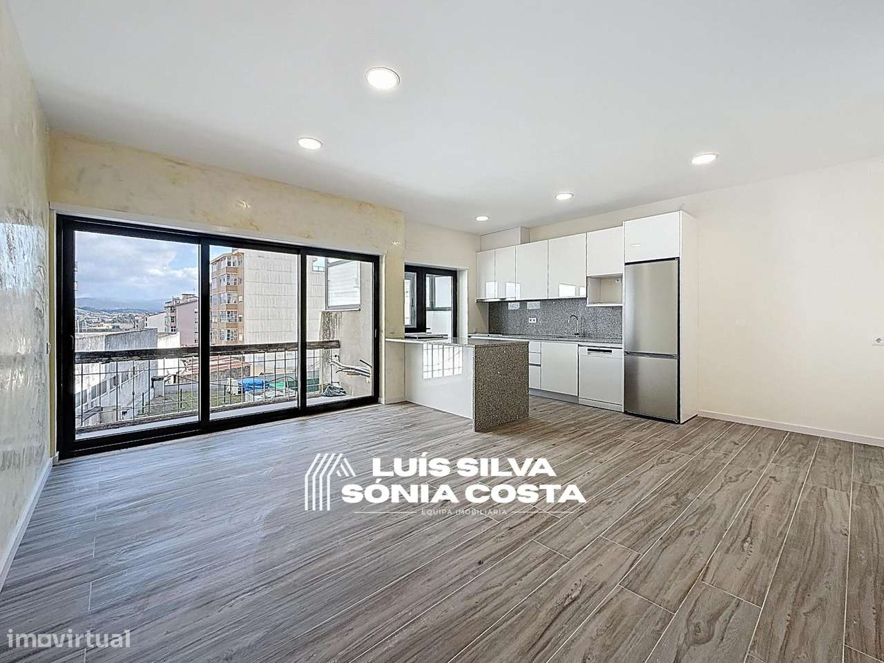 Apartamento T4 Totalmente Remodelado com 2 Varandas e Elevador –...-0