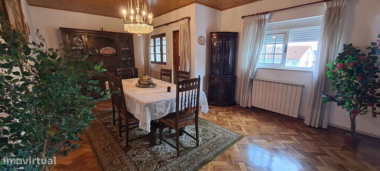 Moradia T5 com garagem e jardim em Miranda do Douro-17