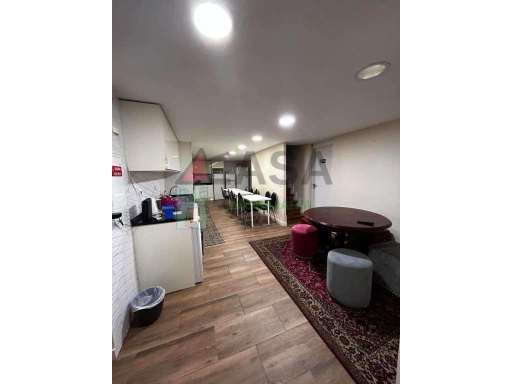 Moradia T15 com Renda Ativa + de €12.000/mês em Famões-6