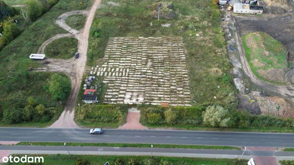 Działka przy ruchliwej ulicy