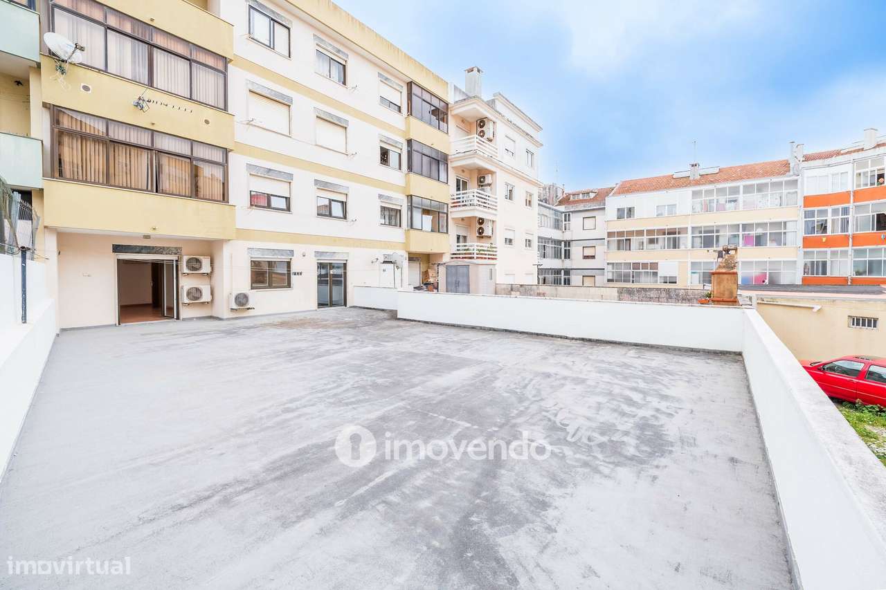Apartamento T3, com terraço e arrecadação, em Mem Martins-5