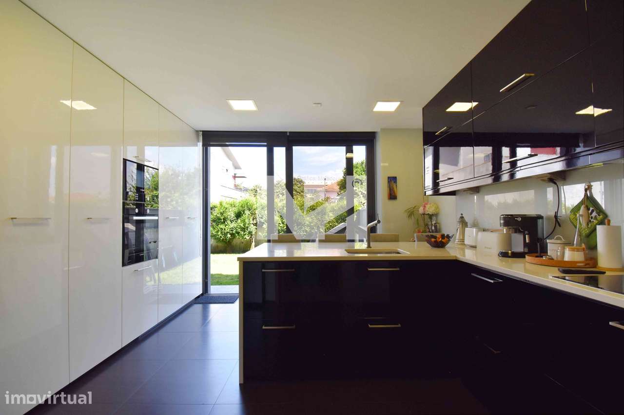 Moradia T4 | 4 Suites | Jardim | Centro | Maia-11