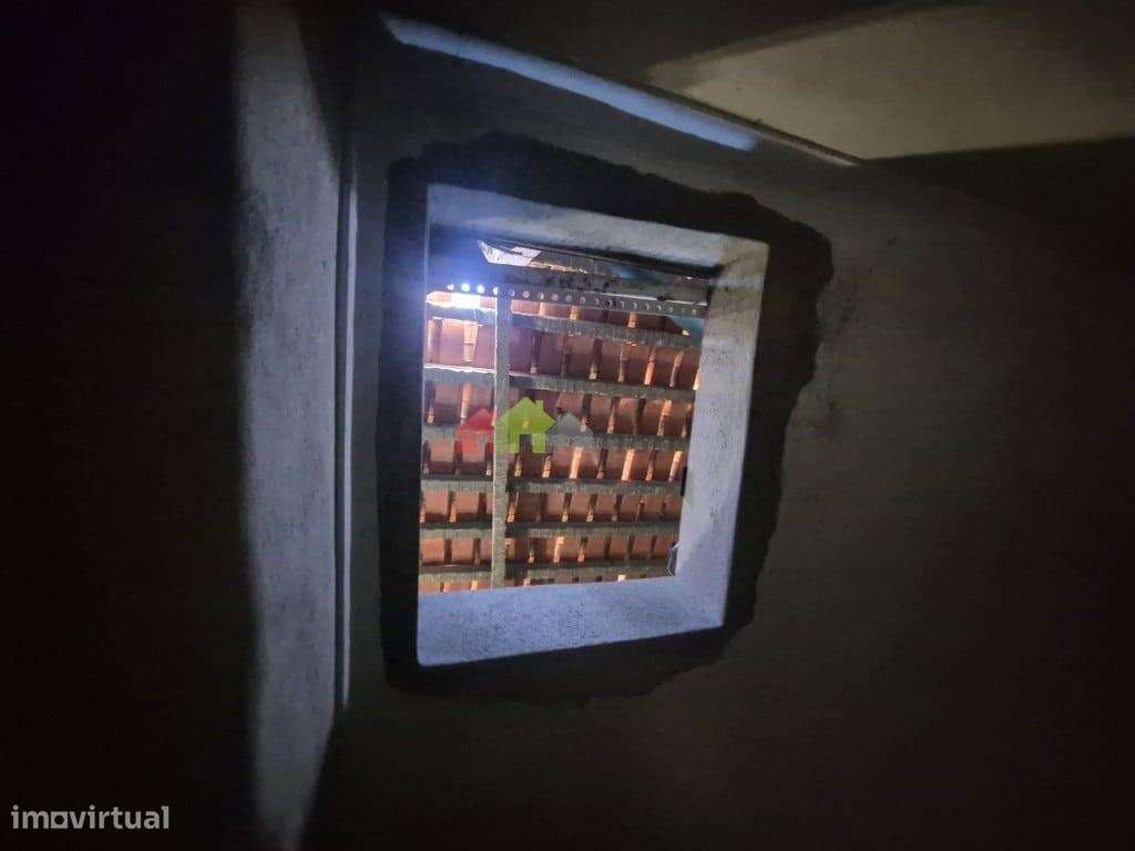 Lote de terreno urbano com moradia T3 e garagem em Palmela-11