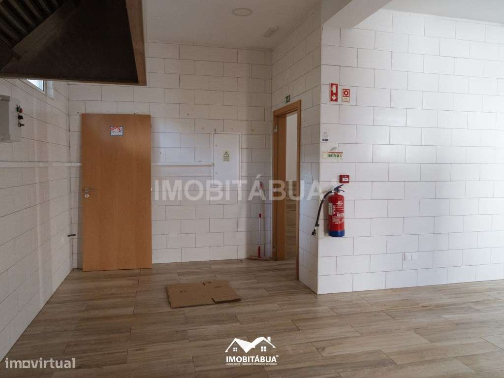 Espaço comercial com habitação T5 no centro da vila-45