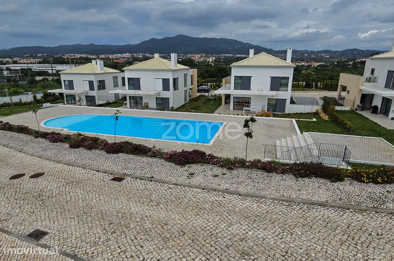 Moradia T4 Em Sintra 188M Jardim Privativo Piscina No Condomi